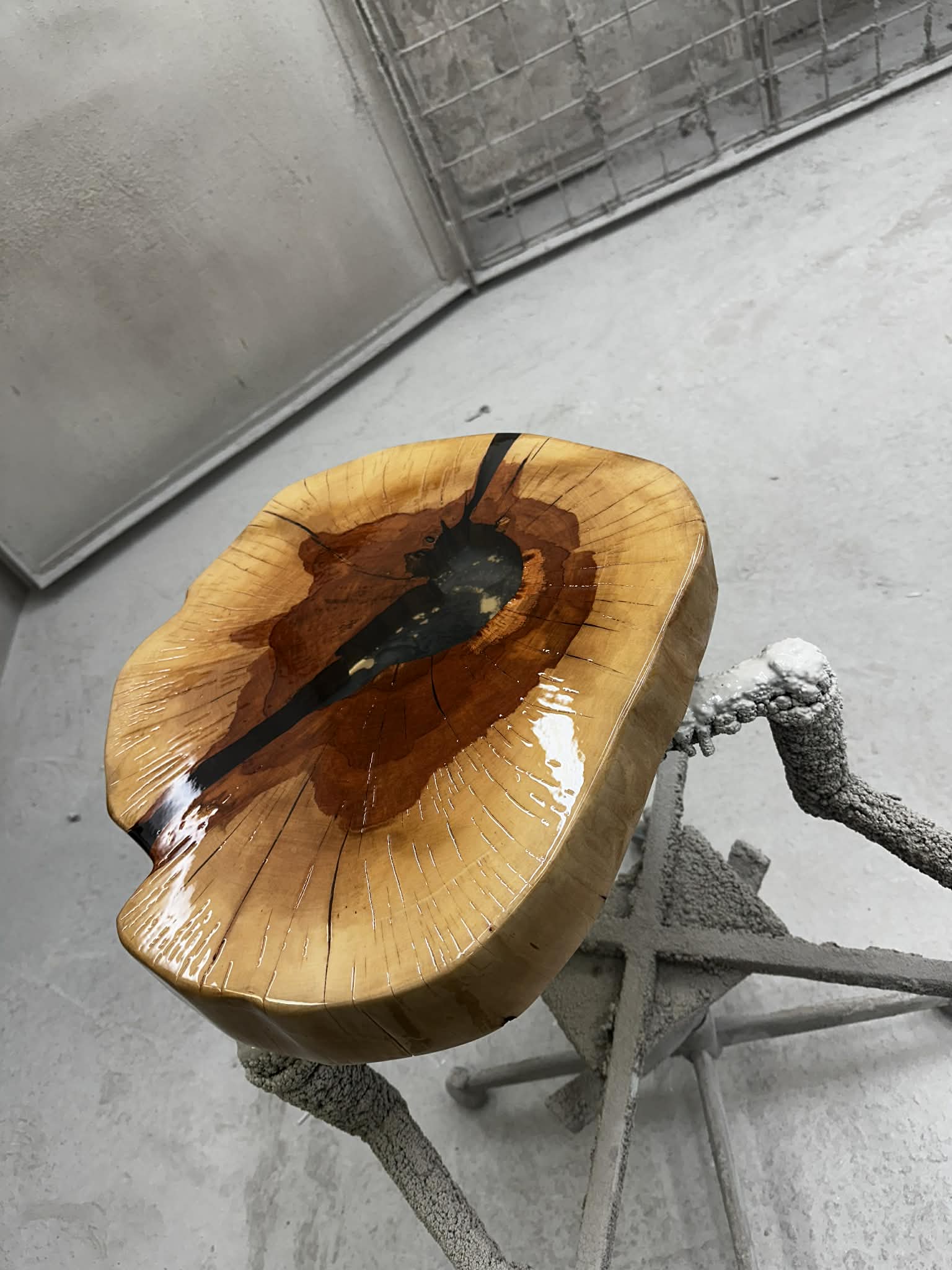 11 stříkání epoxidového stolu